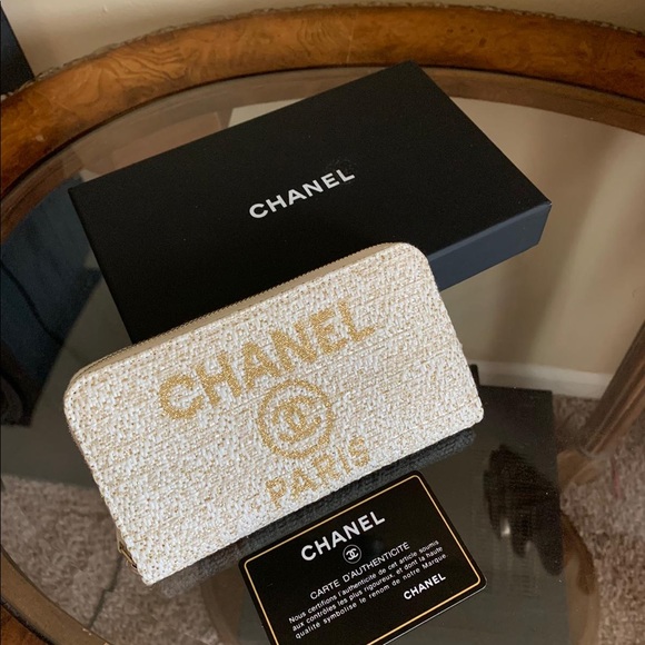 CHANEL Handbags - CHANEL wallet